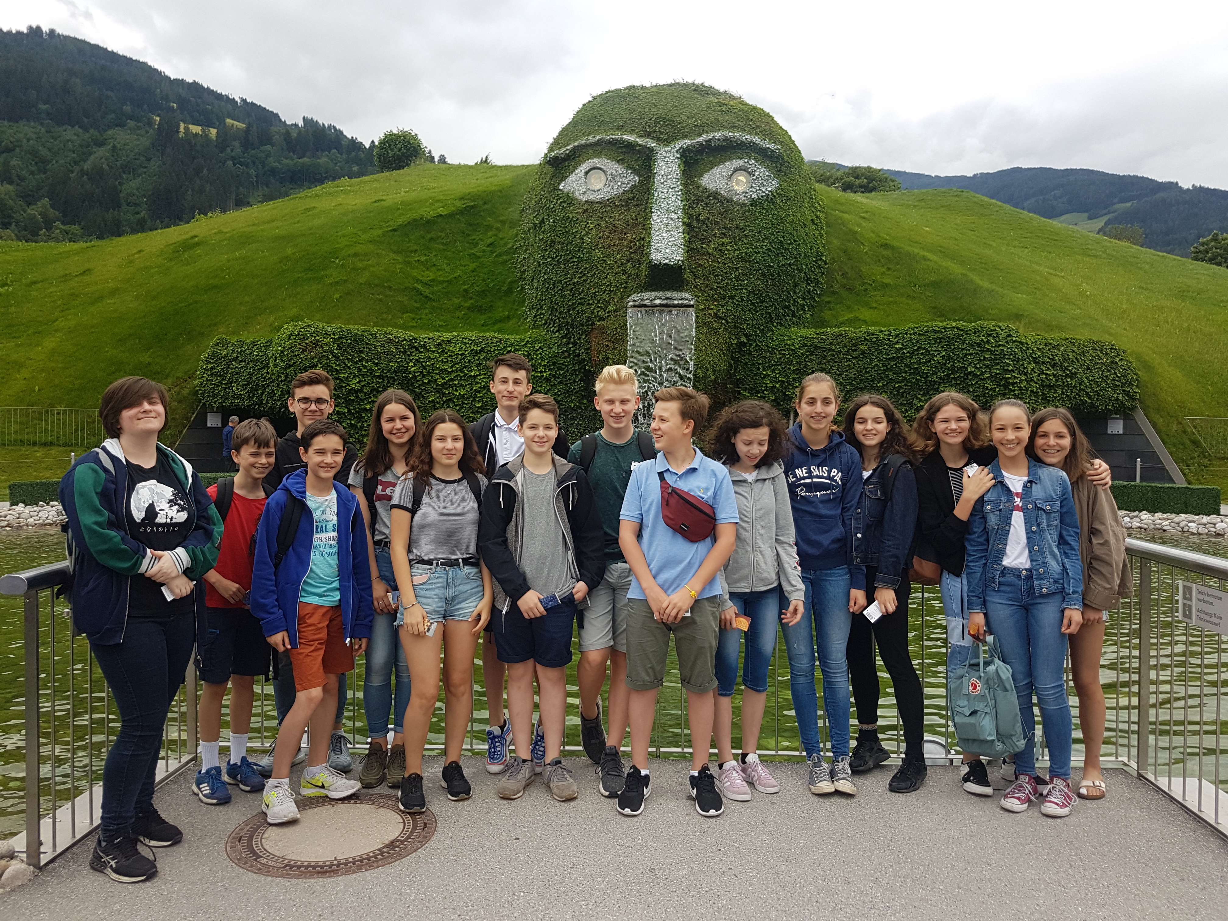 Sechzehn französische Mädchen und Burschen 